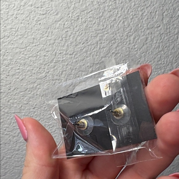 NWT Emma Vera Jewelry Silver Clover Stud Earrings - Picture 3 of 4